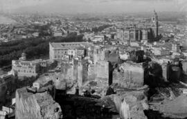 Alcazaba. Parque. Ayuntamiento. Correos. Palacio de la Aduana. Catedral. Málaga (España)