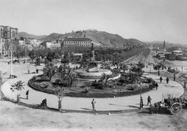 El parque, el puerto y la ciudad. La fuente de Las Tres Gracias y el monte de Gibralfaro. Hacia 1910. Málaga, España. 01