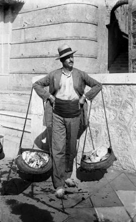 Vendedor de pescado. Cenachero. Enrique Albarracín González, "Enrique el Guapo". Paseo de Sancha. Málaga, España. Retrato. 01