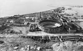 Puerto. Paseo de la Farola. Barrio de la Malagueta. Plaza de toros La Malagueta. Hacia 1903. Málaga, España.