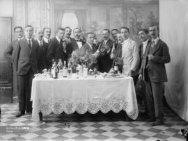Reunión en el estudio fotográfico Wandre. Málaga. España. Fondo Wandre 01