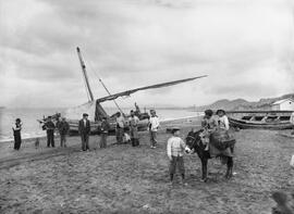 El Palo. Playas. Retrato de grupo con Miguel García Román, carpintero de ribera. Hacia 1910. Málaga, España. Fondo Thomas-Andalucía - 01