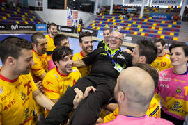 La selección española celebra su victoria. Partido España - Japón. Categoría masculina. Campeonato del Mundo Universitario de Balonmano. Antequera. Julio de 2016