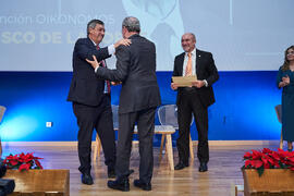 Entrega a Francisco de la Torre de la distinción "Oikonomos" de la Facultad de Ciencias Económicas y Empresariales de la Universidad de Málaga. Paraninfo. Diciembre de 2024