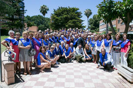 Foto de grupo tras la graduación y clausura del curso del Aula de Mayores de la Universidad de Málaga. Paraninfo. Junio de 2017