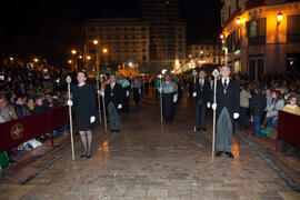 Integrantes de la Universidad de Málaga y otros representantes en el desfile procesional de la Hermandad de los Estudiantes. Málaga. Abril de 2014