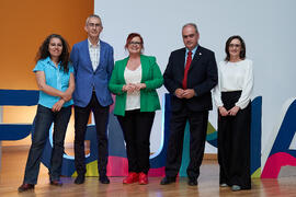 Foto de grupo previa a la conferencia "Dialogando" con Clara Grima. Escuela de Ingenierías Industriales de la Universidad de Málaga. Mayo de 2024
