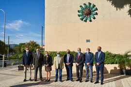 Foto de grupo. Inauguración de la escultura en homenaje a los sanitarios. Facultad de Medicina de la Universidad de Málaga. Octubre de 2021