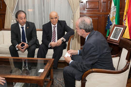 Pedro Farias y Hamid Al-Naimiy en la reunión con el alcalde de Málaga posterior a la firma del convenio con la Universidad de Sharjah, Emiratos Árabes. Ayuntamiento de Málaga. Noviembre de 2015