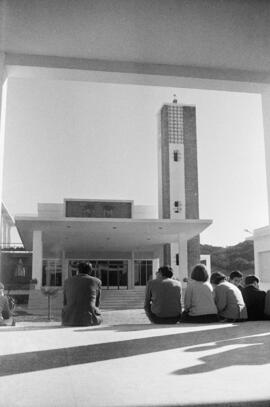 Exteriores de la Facultad de Ciencias Políticas, Económicas y Comerciales y de la iglesia, en el Ejido. Noviembre de 1967. Málaga  (España)