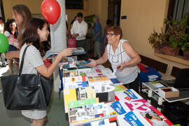 Venta de libros en la fiesta del Día del Español. Centro Internacional de Español de la Universidad de Málaga. Junio de 2016