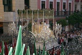 Trono de Ntra. Sra. de Gracia y Esperanza. Acto de la Hermandad de los Estudiantes en la Catedral. Plaza del Obispo, Málaga. Abril de 2019