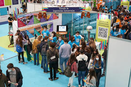 Estand de la Escuela de Ingenierías Industriales. Jornada de Puertas Abiertas de la Universidad de Málaga. Complejo Polideportivo Universitario. Marzo de 2022