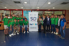 Foto de grupo. Entrega de la Copa del Rey de fútbol sala de BeSoccer UMA Antequera a la Universidad. Complejo Polideportivo Universitario. Mayo de 2022