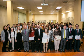 Foto de grupo tras la entrega de premios y menciones. Facultad de Ciencias Económicas y Empresariales. Diciembre de 2019