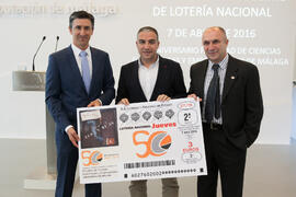 Miguel Ángel Conejo, Elías Bendodo y Eugenio José Luque en la presentación del décimo de lotería conmemorativo del 50 Aniversario de la Facultad de Económicas. Diputación Provincial de Málaga.Facultad de Ciencias Económicas y Empresariales. Abril de 2016