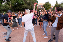 Actuación del grupo musical "Who Killed the DJ". Welcome to UMA. Bienvenida a los alumnos de intercambio internacional de la Universidad de Málaga. Jardín botánico. Octubre de 2019