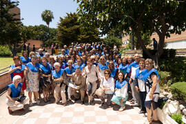Foto de grupo posterior a la graduación y clausura del curso del Aula de Mayores de la Universidad de Málaga. Paraninfo. Junio de 2019