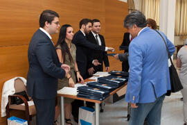 Recepción de asistentes y entrega de documentación de la Jornada ASEPUC 'Coste de los servicios universitarios'. Edificio del Rectorado. Mayo 2015