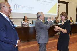 Entrega de la Medalla de Oro de la Facultad de Medicina de la Universidad de Málaga a Yolanda García Calvente en la celebración de su 50 Aniversario. Facultad de Medicina. Octubre de 2022