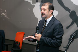 Víctor Fernando Muñoz presenta la conferencia de Dong Sung Cho. Jornada de celebración del Décimo Aniversario de colaboración de la Universidad de Málaga y la Universidad Nacional de Incheon. Complejo de Estudios Sociales y Comercio. Octubre de 2019