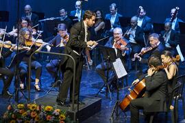 José Luis López Antón dirige a la Orquesta Sinfónica de Málaga. Concierto Conmemorativo del 50 Aniversario de la Universidad de Málaga. Auditorio Edgar Neville, Málaga. Junio de 2022
