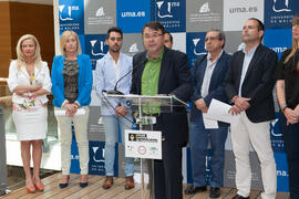 José Manuel Atencia da lectura al manifiesto "Voces contra la homofobia". Rectorado. Mayo 2015