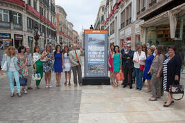 Foto de grupo en la inauguración de la exposición "Málaga, 50 años de la Facultad de Económicas". Calle Larios. Junio de 2015