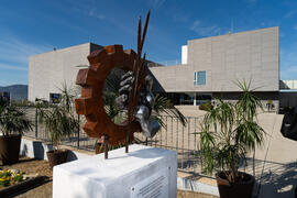 Escultura de José Luis Martín García en la Facultad de Estudios y Sociales y del Trabajo de la Universidad de Málaga. Campus de Teatinos. Marzo de 2021