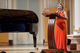 Paula Coronas en su concierto homenaje a la Facultad de Económicas. Teatro María Cristina. Mayo de 2015
