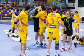 La selección española celebra su victoria. Partido España - Japón. Categoría masculina. Campeonato del Mundo Universitario de Balonmano. Antequera. Julio de 2016