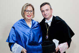 Retrato de Eduardo González Mazo y Adelaida de la Calle previo a su imposición de la Medalla de Oro de la Universidad de Málaga. Paraninfo. Mayo de 2016