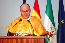 Eugenio Luque durante la investidura como Doctor "Honoris Causa" de D. Jaime Gil Aluja por la Facultad de Económicas de la Universidad de Málaga. Paraninfo. Noviembre de 2014