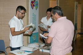 Entrega de documentación. Curso "Los riesgos de una sociedad radicalizada". Cursos de verano 2019 de la Universidad de Málaga. Marbella. Julio de 2019