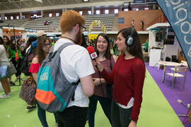 Periodista de Aula Magna entrevista a estudiantes. Jornadas de Puertas Abiertas de la Universidad de Málaga. Complejo Polideportivo Universitario. Abril de 2018