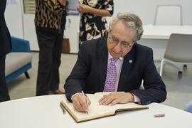 José Ángel Narváez firma el libro de firmas de la nueva facultad de Psicología y Logopedia de la Universidad de Málaga. Campus de Teatinos. Octubre de 2022