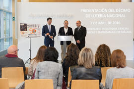 Miguel Ángel Conejo, Elías Bendodo y Eugenio José Luque en la presentación del décimo de lotería conmemorativo del 50 Aniversario de la Facultad de Económicas. Diputación Provincial de Málaga.Facultad de Ciencias Económicas y Empresariales. Abril de 2016
