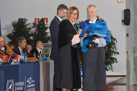 Entrega de la insignia al mérito en el trabajo. Acto Conmemorativo de los 40 años de la Universidad de Málaga. Escuela Técnica Superior de Ingeniería Informática. Diciembre de 2012