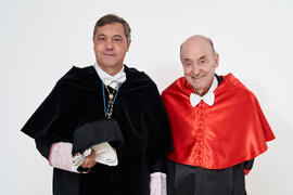 Retrato de Teodomiro López y Miquel Roca i Junyent previo a su investidura como Doctor "Honoris Causa" por la facultad de Derecho de la Universidad de Málaga. Paraninfo. Diciembre de 2024
