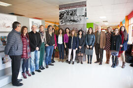 Fotografía de grupo en la inauguración de la exposición "Idígoras y Pachi. 50 años de la Facultad de Ciencias Económicas y Empresariales". Facultad de Económicas. Enero de 2016
