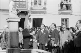 El alcalde Francisco García Grana descubriendo la escultura que corona la fuente de la plaza de Lagunillas. Málaga. Febrero de 1963