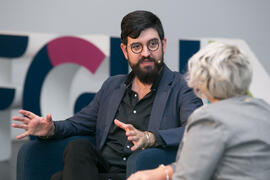 Manu Sánchez en la conferencia "Dialogando". Complejo de Estudios Sociales y Comercio. Enero de 2018