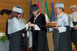 Investidura como Doctores "Honoris Causa" de D.ª Michelle Mattelart y D. Armand Mattelart por la Universidad de Málaga. Rectorado. Abril de 2014