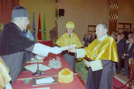 Investidura como Doctor "Honoris Causa" de D. Gonzalo Piedrola Angulo por la Universidad de Málaga. Paraninfo. Marzo de 2000