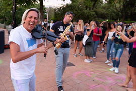 Actuación del grupo musical "Who Killed the DJ". Welcome to UMA. Bienvenida a los alumnos de intercambio internacional de la Universidad de Málaga. Jardín botánico. Octubre de 2019