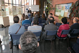 Gregorio García Reche presenta la exposición bibliográfica "La Biblioteca Universitaria y el Turismo Sostenible en Málaga". Biblioteca General. Abril de 2017