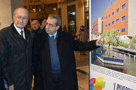 Francisco de la Torre y José Ángel Narváez en la inauguración de la exposición "La Universidad de Málaga del Siglo XXI".  Calle Larios. Enero de 2017