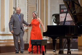 Diego Rodríguez presenta a Paula Coronas en su concierto homenaje a la Facultad de Económicas. Teatro María Cristina. Mayo de 2015