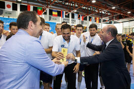 Entrega de trofeo. Rumanía primera clasificada en la categoría masculina. Ceremonia de clausura del Campeonato del Mundo Universitario de Balonmano. Antequera. Julio de 2016