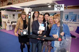 Visita a un stand. Inauguración de las Jornadas de Puertas Abiertas de la Universidad de Málaga. Complejo Polideportivo Universitario. Abril de 2015